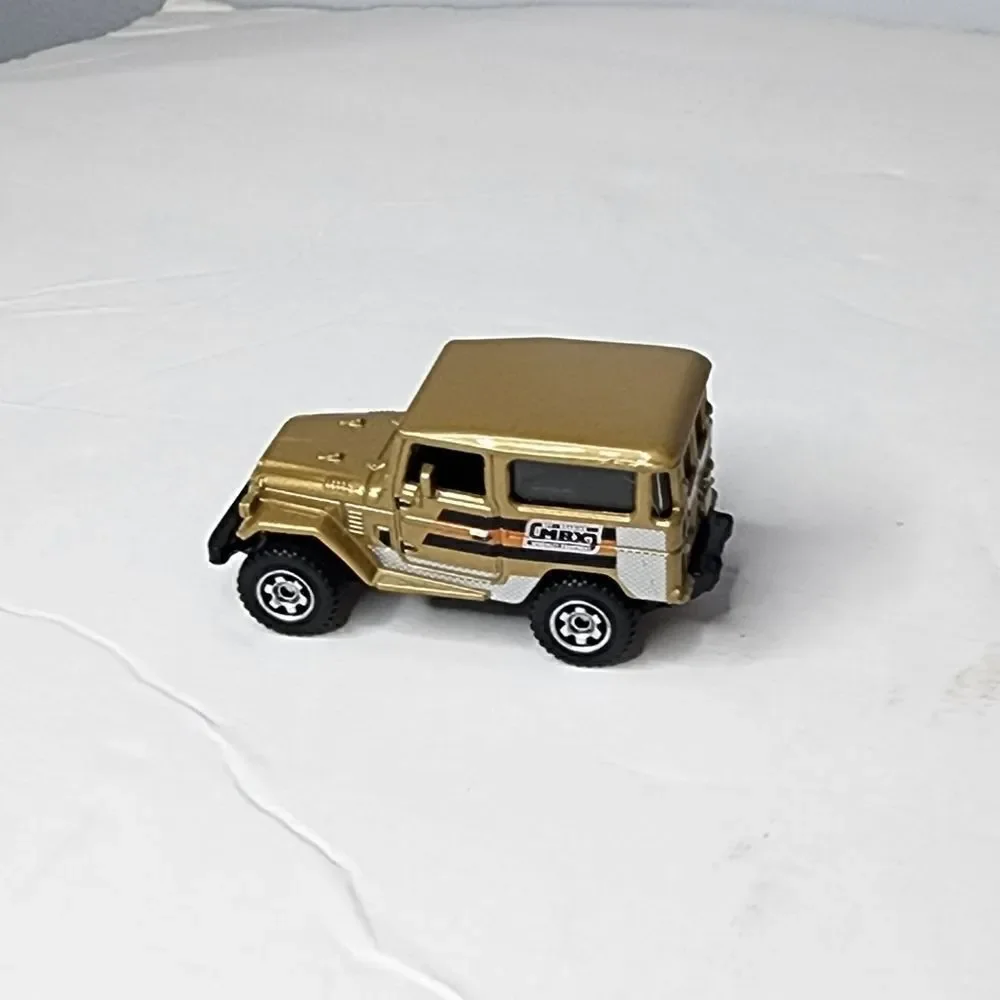 1968 Toyota Land Cruiser FJ40 Collectible 1/64 Scale Diecast Diorama Model 2008